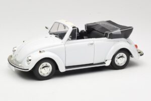 Volkswagen 1302 LS Kabriolet Biały Revell 1:18 8415 Metal