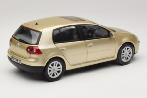 Volkswagen Golf Mk5 Light Bronze Metallic Bburago 1:18 09930201W Metal — zdjęcie 3 z 8