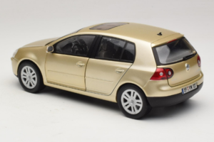 Volkswagen Golf Mk5 Light Bronze Metallic Bburago 1:18 09930201W Metal — zdjęcie 7 z 8