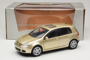 Volkswagen Golf Mk5 Light Bronze Metallic Bburago 1:18 09930201W Metal — zdjęcie 8 z 8