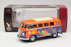 Volkswagen Microbus T1 Flower Power Road Signature 1:18 92329 Metal — zdjęcie 8 z 8