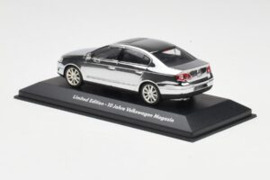 Volkswagen Passat B6 Chrome Silver 10 Years Volkswagen Magazine Minichamps 1:43 PASSAT004 Metal — zdjęcie 3 z 4