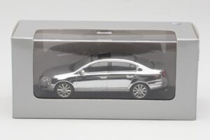 Volkswagen Passat B6 Chrome Silver 10 Years Volkswagen Magazine Minichamps 1:43 PASSAT004 Metal — zdjęcie 4 z 4