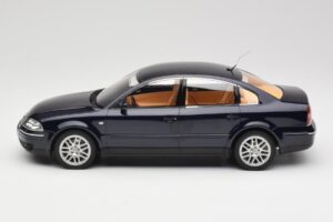 Volkswagen Passat W8 B5.5 Indigo Blue DNA 1:18 DNA000029 Metal — zdjęcie 3 z 6