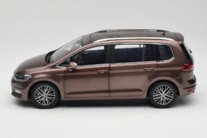 Volkswagen Touran 5T Brązowy Paudi Model 1:18 ZVE000003BRA Metal — zdjęcie 4 z 8