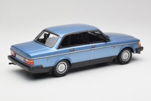 Volvo 240 GL Niebieski Metalik Minichamps 1:18 155171404 Metal — zdjęcie 2 z 6
