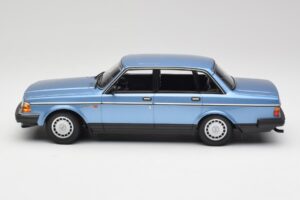 Volvo 240 GL Niebieski Metalik Minichamps 1:18 155171404 Metal — zdjęcie 3 z 6