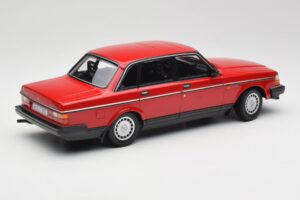 Volvo 240 GL Czerwony Minichamps 1:18 155171401 Metal — zdjęcie 2 z 6