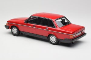 Volvo 240 GL Czerwony Minichamps 1:18 155171401 Metal — zdjęcie 5 z 6