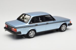 Volvo 244 Turbo Jasnoniebieski DNA 1:18 DNA000135 Metal — zdjęcie 2 z 6