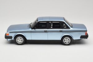 Volvo 244 Turbo Jasnoniebieski DNA 1:18 DNA000135 Metal — zdjęcie 3 z 6
