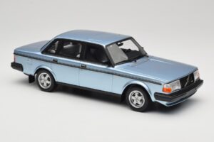 Volvo 244 Turbo Jasnoniebieski DNA 1:18 DNA000135 Metal — zdjęcie 4 z 6