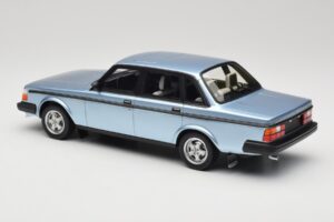 Volvo 244 Turbo Jasnoniebieski DNA 1:18 DNA000135 Metal — zdjęcie 5 z 6