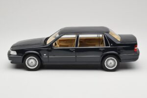 Volvo S90 Royal Blue DNA 1:18 DNA000088 Metal — zdjęcie 3 z 6