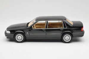 Volvo S90 Royal Green DNA 1:18 DNA000090 Metal — zdjęcie 3 z 6