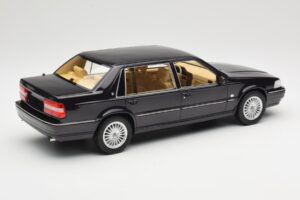 Volvo S90 Royal Violet DNA 1:18 DNA000089 Metal — zdjęcie 2 z 6