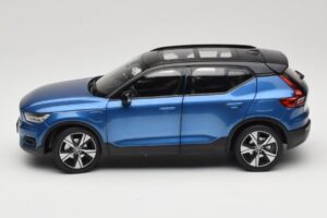 Volvo XC40 Recharge Niebieski Metalik Paudi Model 1:18 2562373 Metal — zdjęcie 4 z 8