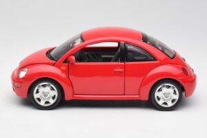 Volkswagen New Beetle Czerwony Bburago 1:18 8185108 Metal — zdjęcie 4 z 8