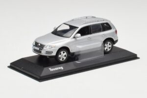 Volkswagen Touareg Reflex Srebrny Minichamps 1:43 68625 Metal — zdjęcie 2 z 4
