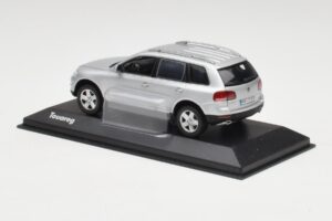 Volkswagen Touareg Reflex Srebrny Minichamps 1:43 68625 Metal — zdjęcie 3 z 4