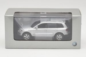 Volkswagen Touareg Reflex Srebrny Minichamps 1:43 68625 Metal — zdjęcie 4 z 4
